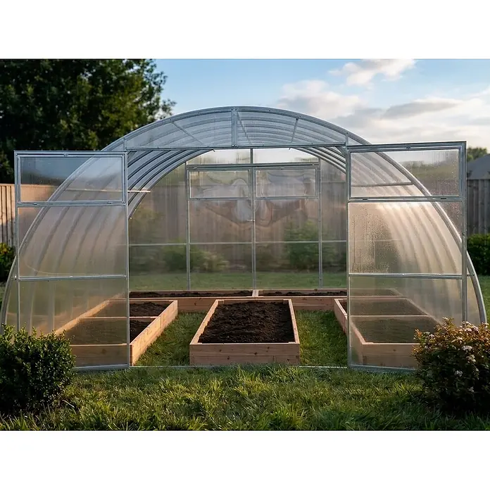 Garten Dream Gewächshaus Sigma 4x8m mit 6mm Polycarbonat -  - Transparentes Gewächshaus mit silbernem Rahmen, geöffneten Türen und mehreren hölzernen Hochbeeten, gefüllt mit dunkler Erde, in einem sonnigen Garten.