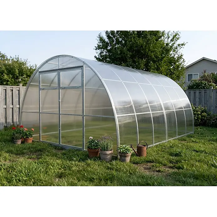 Garten Dream Gewächshaus Sigma 4x8m mit 6mm Polycarbonat -  - Gewölbtes Polycarbonat-Gewächshaus mit Metallrahmen, im Garten mit Topfpflanzen davor.