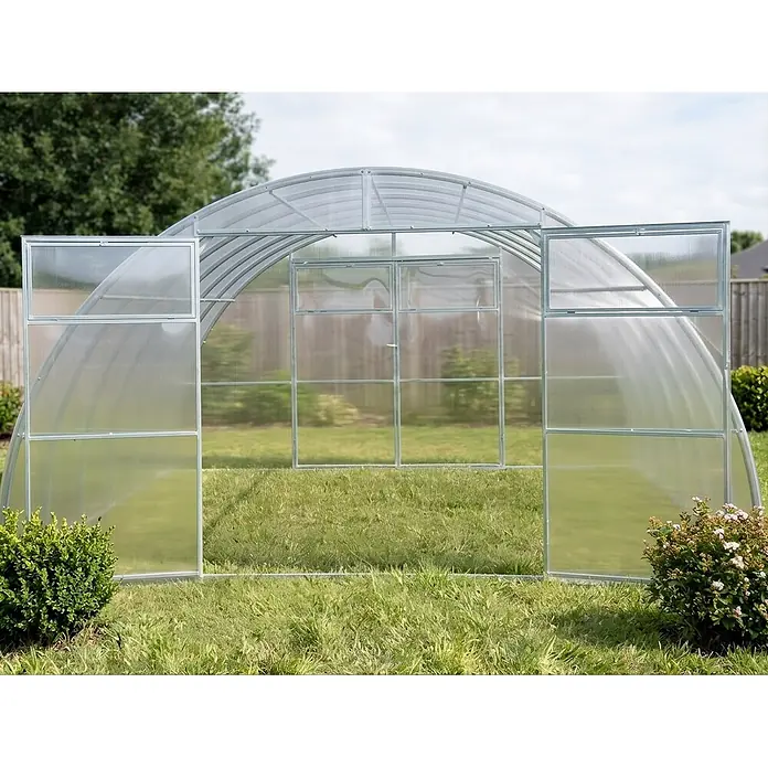 Garten Dream Gewächshaus Sigma 4x8m mit 6mm Polycarbonat -  - Ein gewölbtes Gewächshaus mit transparenten Platten und Metallrahmen. Doppeltüren vorne sind offen.