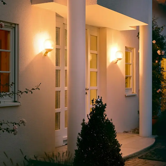 Steinel Aplique exterior con sensor L 585 - 60 W, 22,8 x 21,5 x 30,7 cm, Blanco, IP44 - Elegantes luces esféricas de exterior que iluminan una fachada y acentúan detalles arquitectónicos.