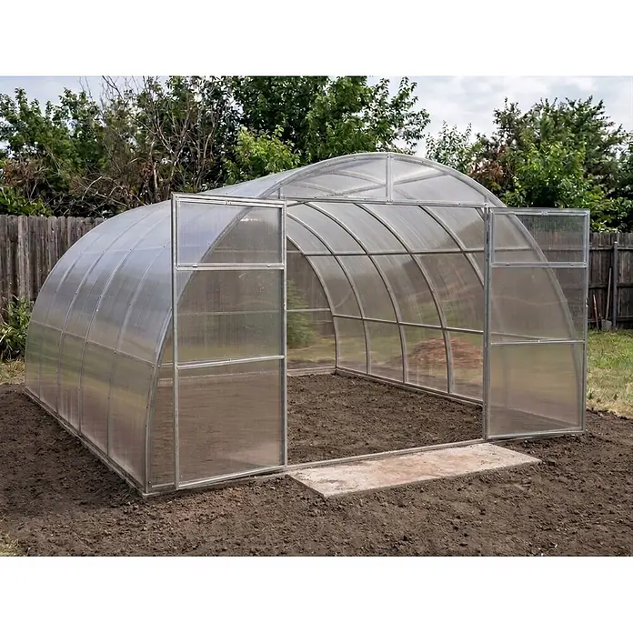 Garten Dream Gewächshaus Sigma 4x8m mit 6mm Polycarbonat -  - Klares Polycarbonat-Gewächshaus mit Aluminiumrahmen und offenen Türen, bereit für den Garten.