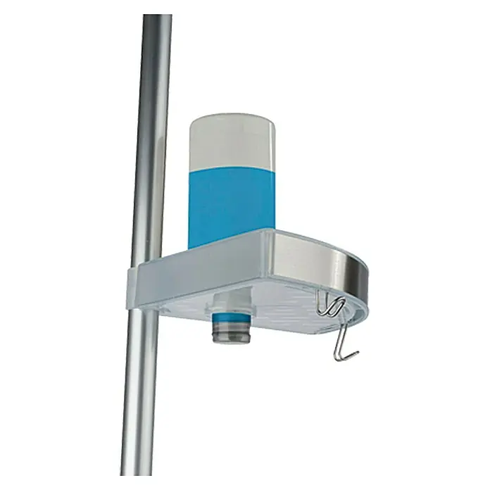 Wenko Teleskop-Eckregal Premium - Höhenverstellung: 70 cm - 260 cm, 3-stöckig, Edelstahl - Ein Spender für Flüssigseife mit blau-weißem Behälter, montiert an einer vertikalen Stange mit einem Halter und Haken für Tücher.