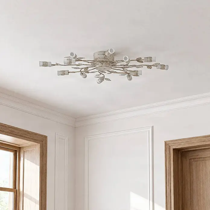 Lindby LED Deckenlampe in messing, weiß, Deckenleuchte -  - Eine verzierte, antikweiße Deckenleuchte mit mehreren blättrigen Ästen und sichtbaren Lampenfassungen, bündig montiert.