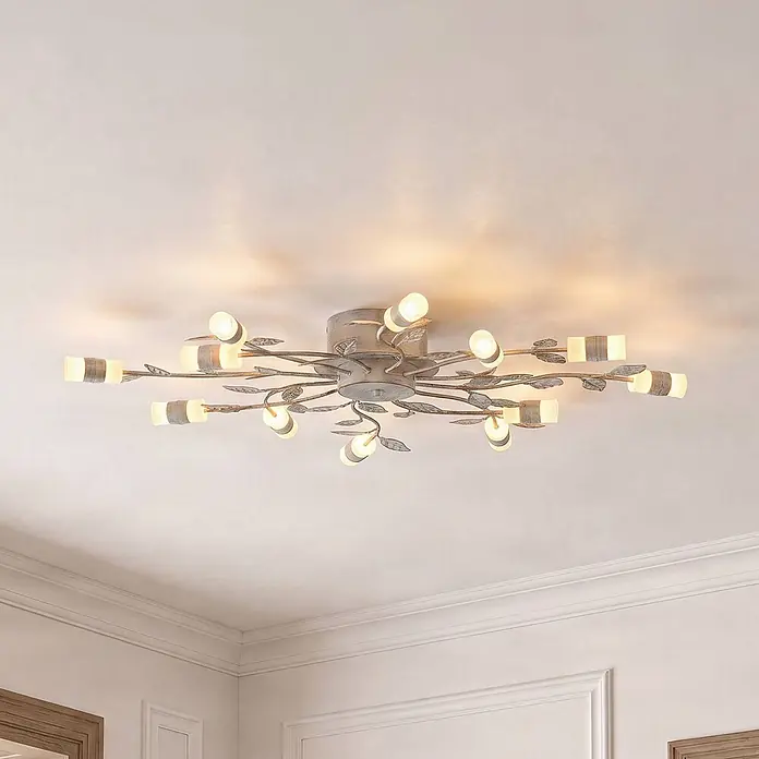 Lindby LED Deckenlampe in messing, weiß, Deckenleuchte -  - Eine verzierte Deckenleuchte in Ast- und Blattform aus antikisiertem Silbertönenem Metall mit mehreren nach oben gerichteten Lichtquellen, die einen Raum beleuchten.