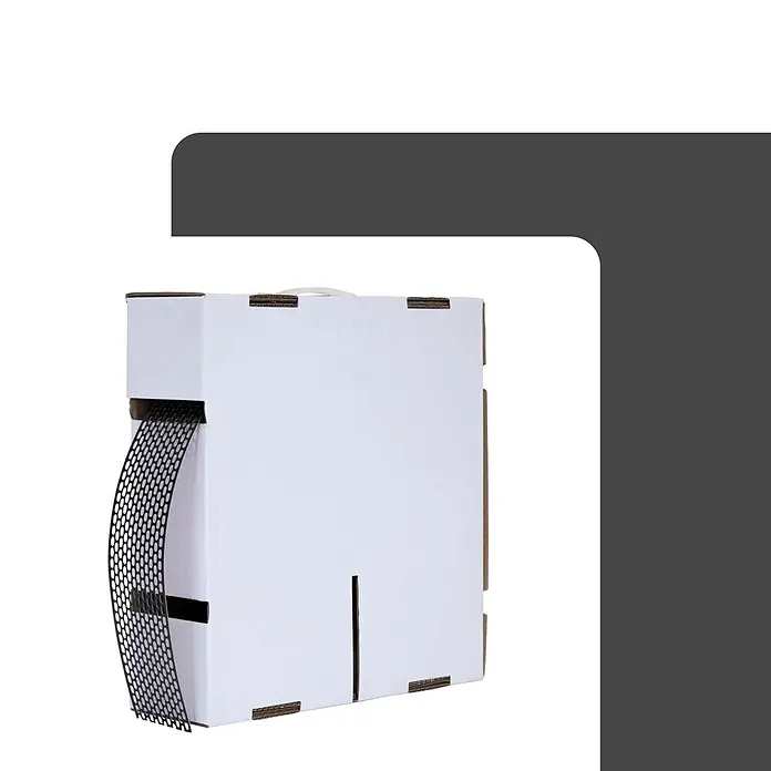 BMSC24 Fassaden-Profil - Aluminium - Weiße Kartonschachtel spendet eine Rolle schwarzes perforiertes Netzmaterial.