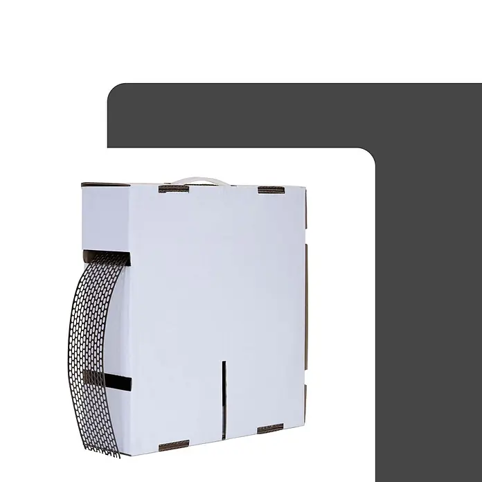 BMSC24 Fassaden-Profil - Aluminium - Weiße Karton-Spenderbox mit Griff, die eine Rolle dunkles, perforiertes Gittergewebe ausgibt.
