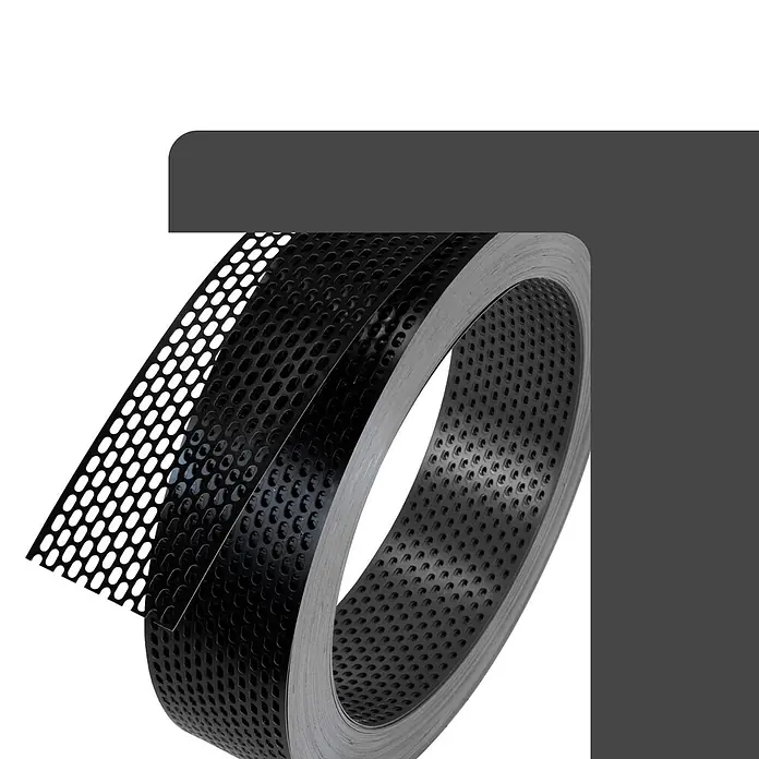 BMSC24 Fassaden-Profil - Aluminium - Schwarzes gelochtes Metallband rollt sich von einer Spule ab, mit Reihen kleiner, länglicher Löcher.