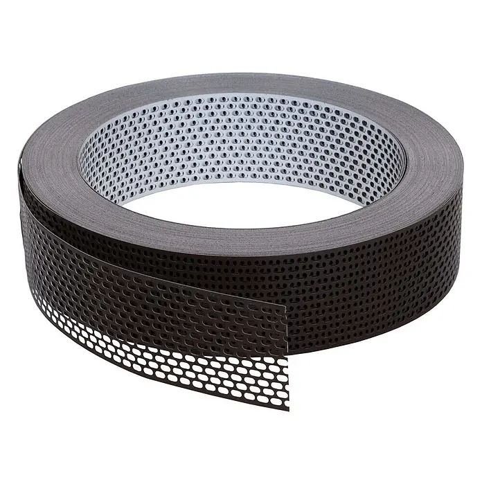BMSC24 Fassaden-Profil - Aluminium - Dunkles perforiertes Band, zu einer Rolle gewickelt, mit vielen kleinen Löchern.