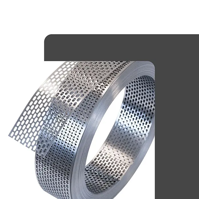 BMSC24 Fassaden-Profil - Aluminium - Aufgerollter perforierter Metallstreifen mit ovalen Löchern, glänzend silbergrau.