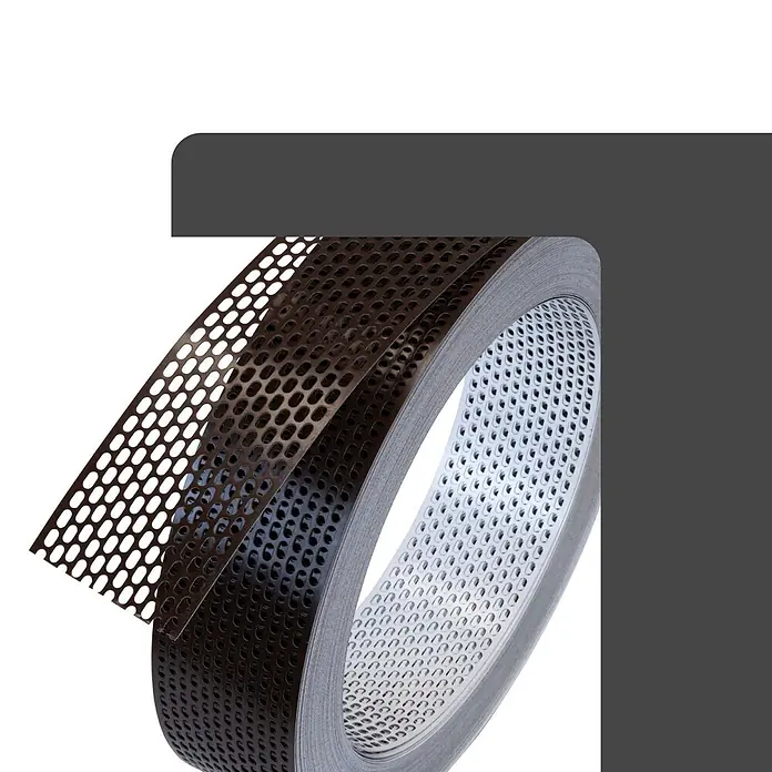 BMSC24 Fassaden-Profil - Aluminium - Rolle braunes und silbernes gelochtes Lüftungsband mit länglichen Löchern.