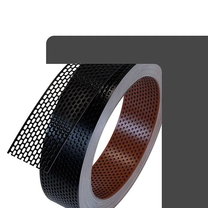 BMSC24 Fassaden-Profil - Aluminium - Rolle schwarzes Lochband mit ovalen Löchern, das eine rotbraune perforierte Innenschicht zeigt.