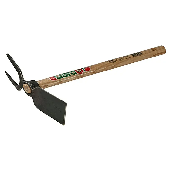 Gardol Doppelhacke - Arbeitsbreite: 7 cm, Geschmiedet, Kurzstiel - Ein Gartengerät mit einem Holzgriff und einem schwarzen Metallkopf mit zwei Zinken und einer flachen Schaufel.