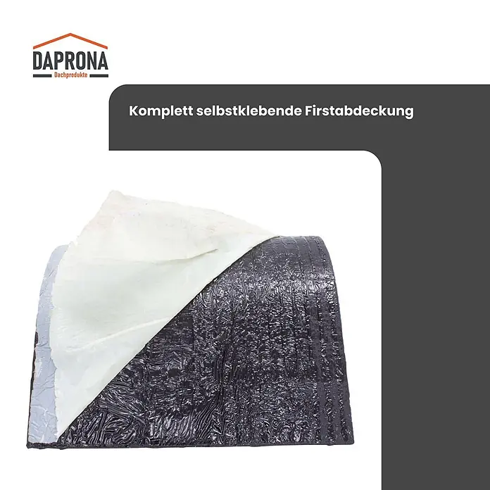 Daprona Bitumenschindel - B x L: 32 x 500 cm - Komplett selbstklebende, schwarze Firstabdeckung auf Rolle, teils ausgerollt mit Schutzfolie.