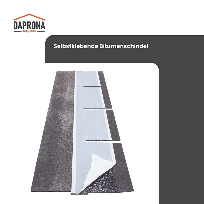 Daprona Bitumenschindel - B x L: 32 x 100 cm - Dunkelgraue, selbstklebende Bitumenschindel, bei der ein Teil der Schutzfolie abgezogen ist, um die Klebefläche zu zeigen.