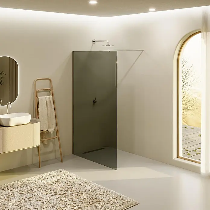 i-flair Duschwand Fiona 80x200 cm 10 mm - B x H: 80 x 200 cm - Modernes Badezimmer mit dunkelgrauer Glas-Walk-in-Dusche, beigem Waschtisch und gemustertem Teppich.