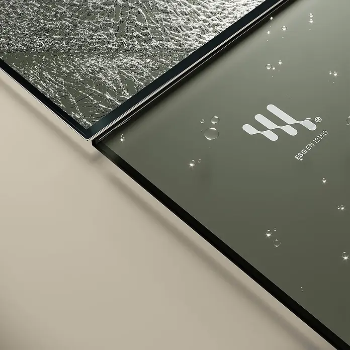 i-flair Duschwand Fiona 80x200 cm 10 mm - B x H: 80 x 200 cm - Zwei Glaspaneele: eines zerbrochen, eines intakt mit Wassertropfen und 'ESG EN 12150' Zertifizierung, zeigt Sicherheit und Leistung.