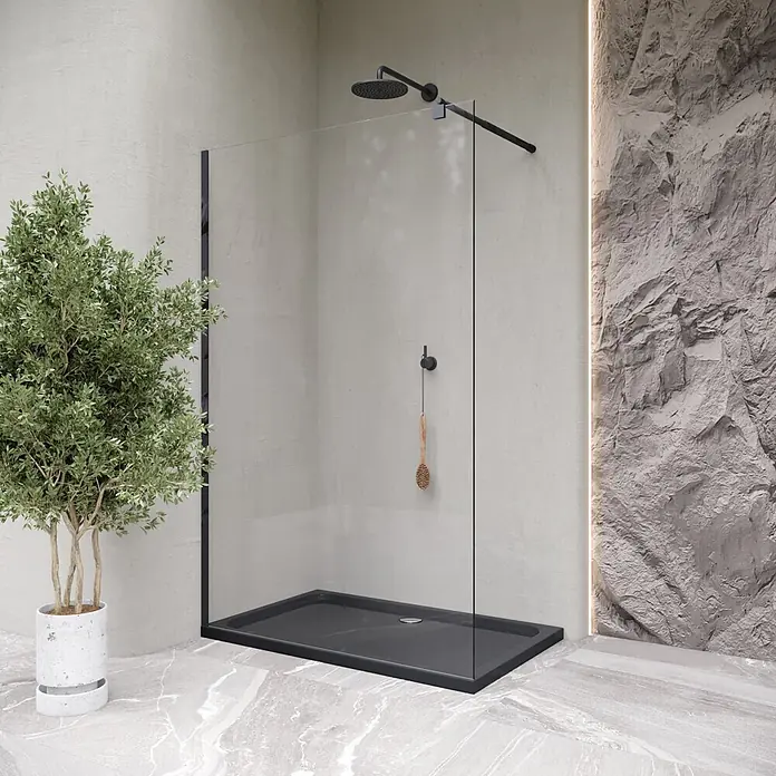 Shimmer Duschwanne 80x130 cm - Höhe: 50 mm, aus schwarzem Sanitäracryl -  - Moderne begehbare Dusche mit schwarzer Wanne, Klarglaswand und mattschwarzen Armaturen in einem Badezimmer.