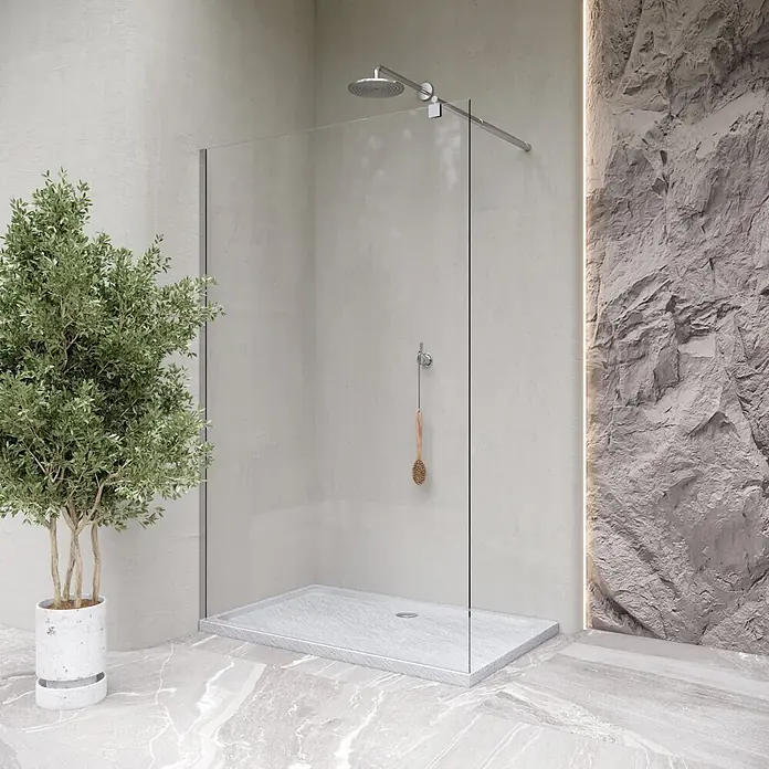 i-flair Duschwanne Shimmer STONE 100x120 cm - L x B: 120 x 100 cm, Verbundwerkstoff, Weiss - Moderne begehbare Dusche mit Glaswand, grauer strukturierter Duschwanne und Chrom-Duschkopf. Eine Holzbürste hängt an der Wand.