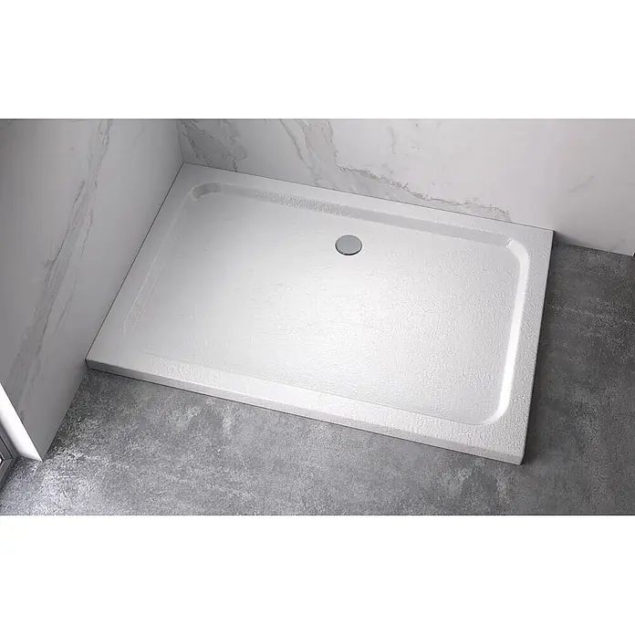 i-flair Duschwanne Shimmer STONE 100x120 cm - L x B: 120 x 100 cm, Verbundwerkstoff, Weiss - Weiße rechteckige Duschwanne mit strukturierter Antirutschfläche und rundem silbernem Abfluss, in einer gefliesten Duschecke installiert.
