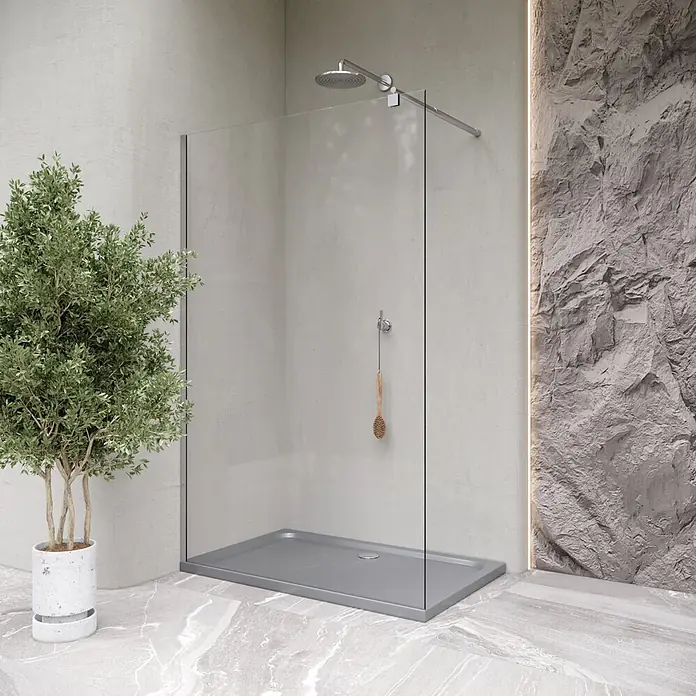 i-flair Duschwanne SHIMMER 75x90 cm - L x B: 90 x 75 cm, Verbundwerkstoff, Grau - Eine moderne begehbare Dusche mit klarer Glaswand und flacher grauer Duschwanne in einem Badezimmer.