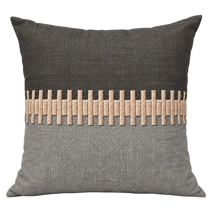 Cojín Bordado bicolor - 45 x 45 cm, Textil, Gris - Un cojín decorativo rectangular de dos tonos de gris con un patrón decorativo horizontal beige claro en el medio.