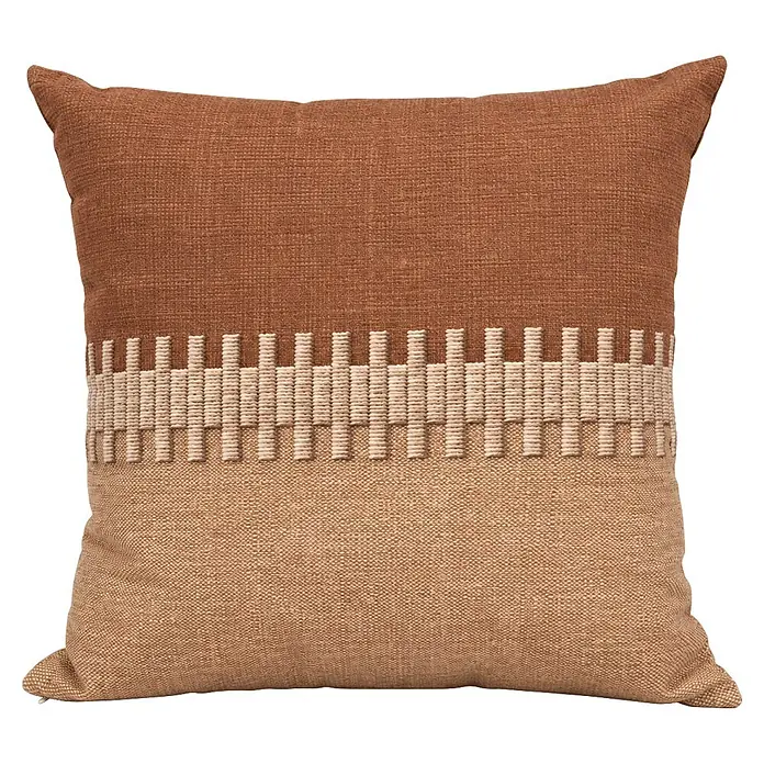 Cojín Bordado bicolor - 45 x 45 cm, Textil, Camel - Cojín decorativo bicolor marrón y beige con un patrón tejido texturizado en la banda central.