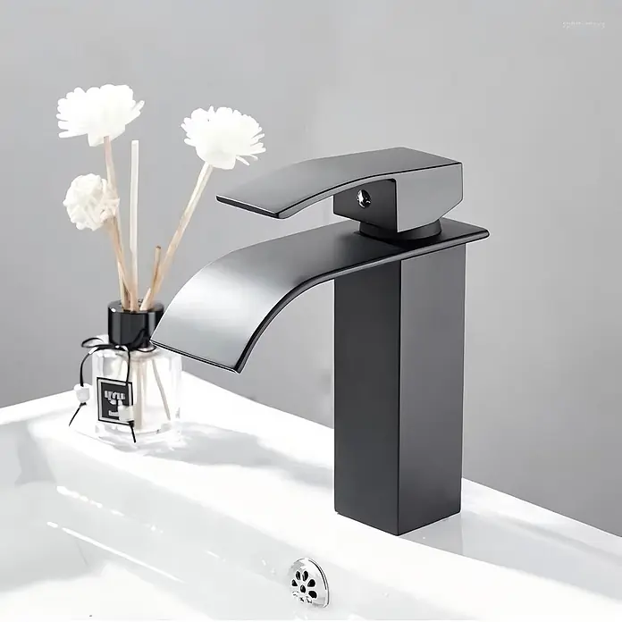 SONNENH Waschtischarmatur Schwarz, Edelstahl, Warm/Kalt, G3/8 -  - Moderner, mattschwarzer Wasserfallhahn auf einem weißen Waschbecken.