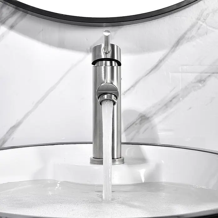 SONNENH Waschtischarmatur - Edelstahl gebürstet - Gebürsteter Nickel-Badarmatur mit Wasserfluss in ein weißes Aufsatzwaschbecken vor einer Marmorwand.