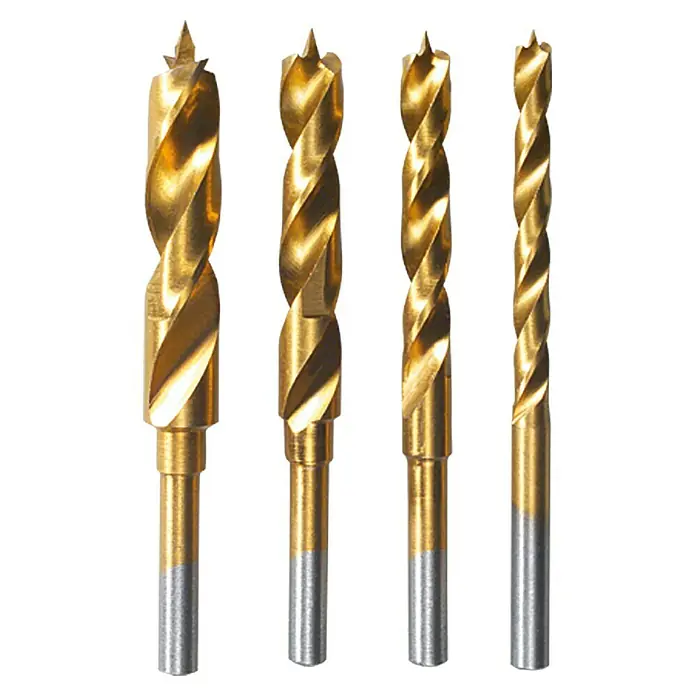 Dremel Holz-Bohrersatz Mod. 636 - 3 mm - 6 mm, 4 Stk. - Nahaufnahme von vier goldenen Holzbohrern in verschiedenen Größen, die für präzise Holzarbeiten verwendet werden.