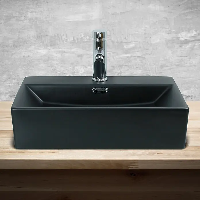 ML-Design Waschbecken Keramik Schwarz Matt 515x360x130mm Ablaufgarnitur -  - Schwarzes rechteckiges Aufsatzwaschbecken mit Chromarmatur auf heller Holzplatte.