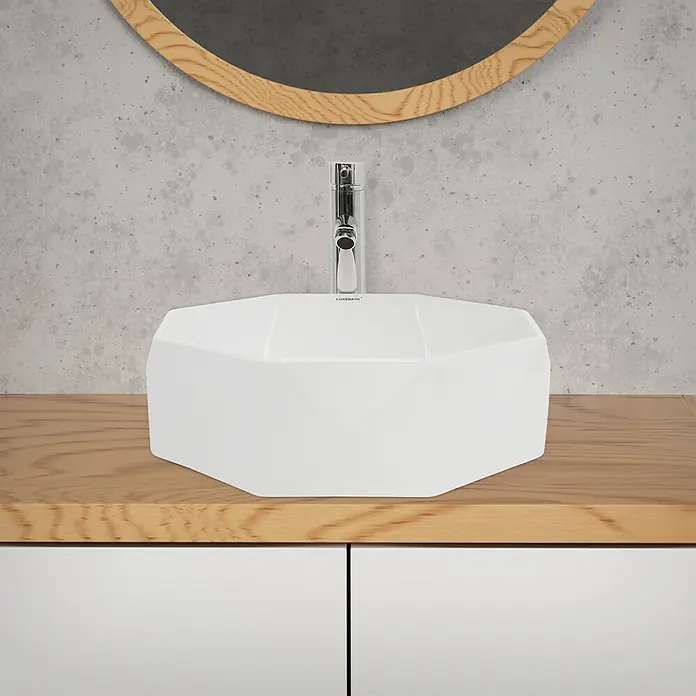 LuxeBath Waschbecken Keramik in Weiß glänzend Ø42x13,5 cm Diamant Design -  - Weißes, vieleckiges Aufsatzwaschbecken mit Chromarmatur auf einer Holzwaschtischplatte.