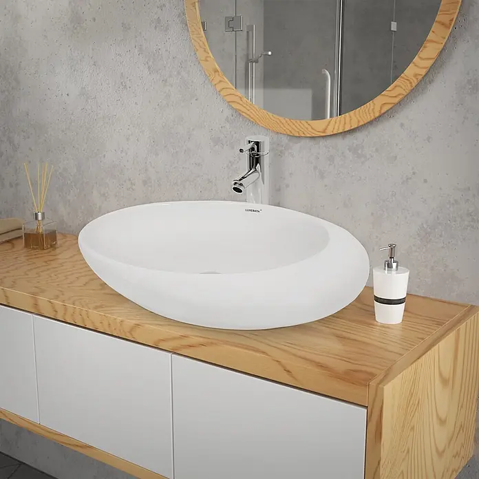 LuxeBath Waschbecken Keramik 585x375x145 mm oval Weiß mit Ablaufgarnitur -  - Weißes ovales Aufsatzwaschbecken mit Chromarmatur auf einem Holzwaschtisch.