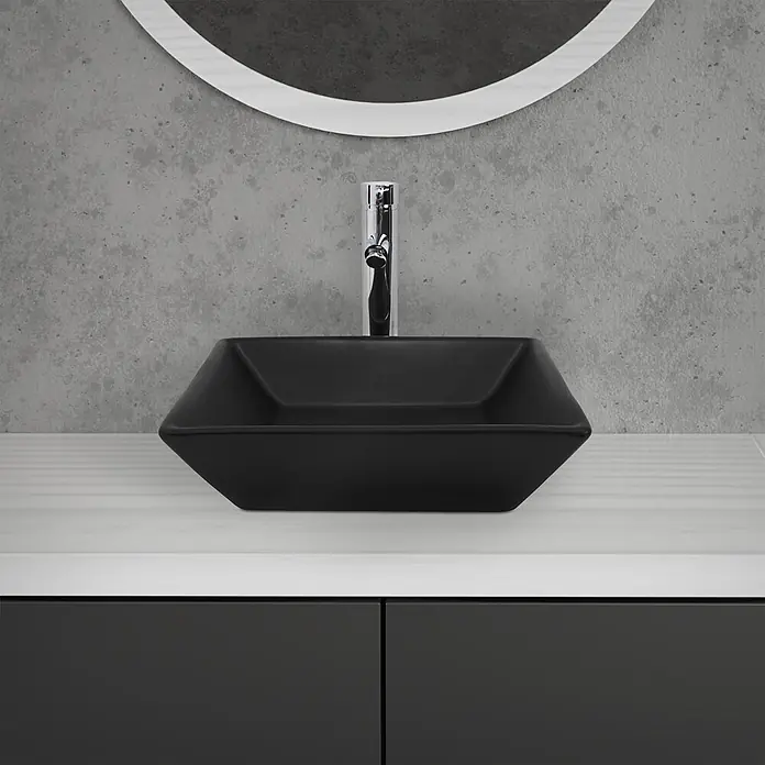 LuxeBath Waschbecken Keramik Schwarz 41x41x12 cm Eckig Ablaufgarnitur -  - Ein schwarzes, mattes, rechteckiges Aufsatzwaschbecken mit Chromarmatur auf einer hellen Arbeitsplatte in einem modernen Badezimmer.