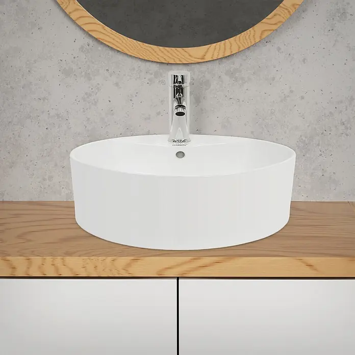 LuxeBath Waschbecken Keramik Waschtisch Ø 460 x 155 mm Rund Weiß Spülbecken -  - Weißes rundes Keramik-Aufsatzwaschbecken mit Chromarmatur auf einem Holzwaschtisch.