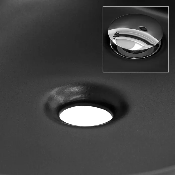 LuxeBath Waschbecken Keramik Schwarz matt Ø 360 x 120 mm Rund Waschtisch -  - Nahaufnahme eines mattschwarzen Spülbeckenablaufs mit einem Chromstöpsel im Einsatz.