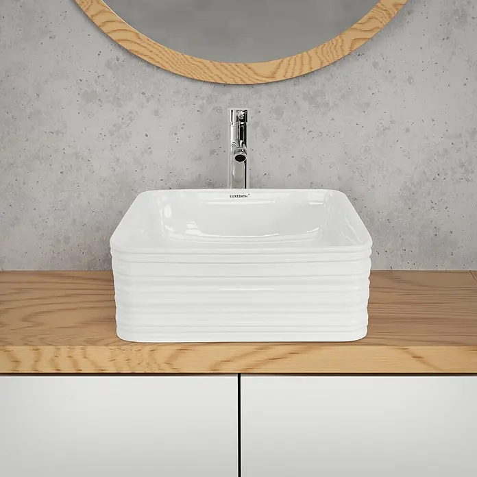 LuxeBath Waschbecken Keramik Weiß glänzend 39x39x15 cm Quadratisch -  - Weißes Keramik-Aufsatzwaschbecken mit Rillenstruktur und Chromarmatur auf Holzplatte.