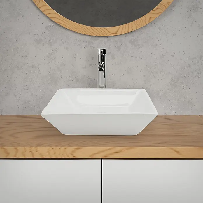 LuxeBath Aufsatzwaschbecken Waschtisch aus Keramik für Badezimmer / Gäste-WC - Ohne Spezialglasur, Weiß - Weißes, rechteckiges Aufsatzwaschbecken mit Chromarmatur auf einer hellen Holzplatte im modernen Badezimmer.