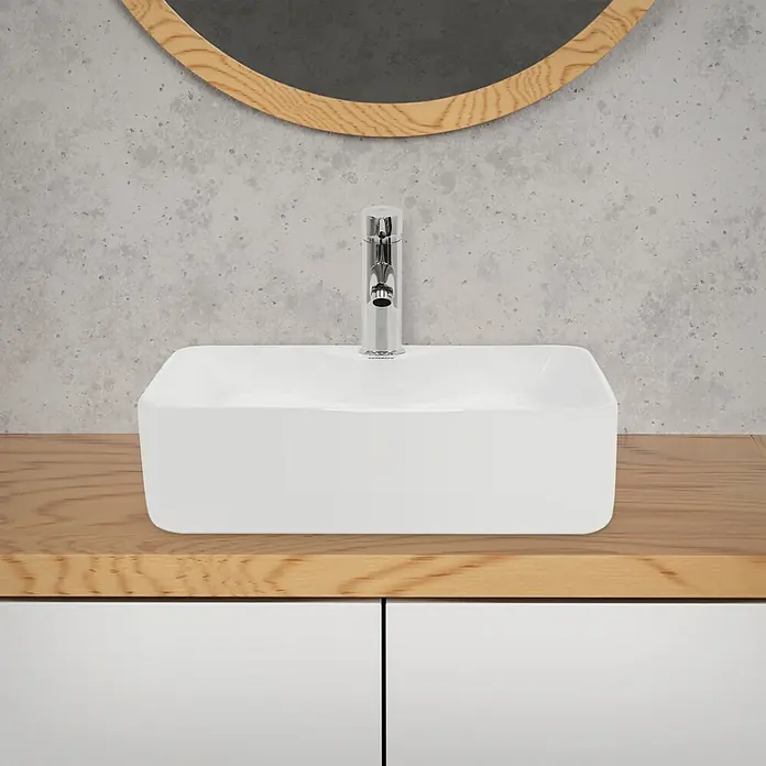 LuxeBath Waschbecken Keramik Design Waschtisch 480x380x140 mm Spülbecken -  - Weißes, rechteckiges Aufsatzwaschbecken mit Chromarmatur auf heller Holzplatte und weißem Waschtischunterschrank.