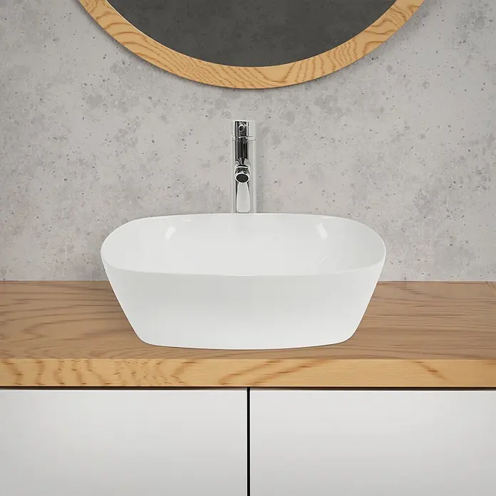 LuxeBath Waschbecken Keramik Waschtisch 405 x 405 x 140 mm Weiß -  - Weißes rechteckiges Aufsatzwaschbecken mit Chromarmatur auf einer hellen Holzplatte in einem modernen Badezimmer.