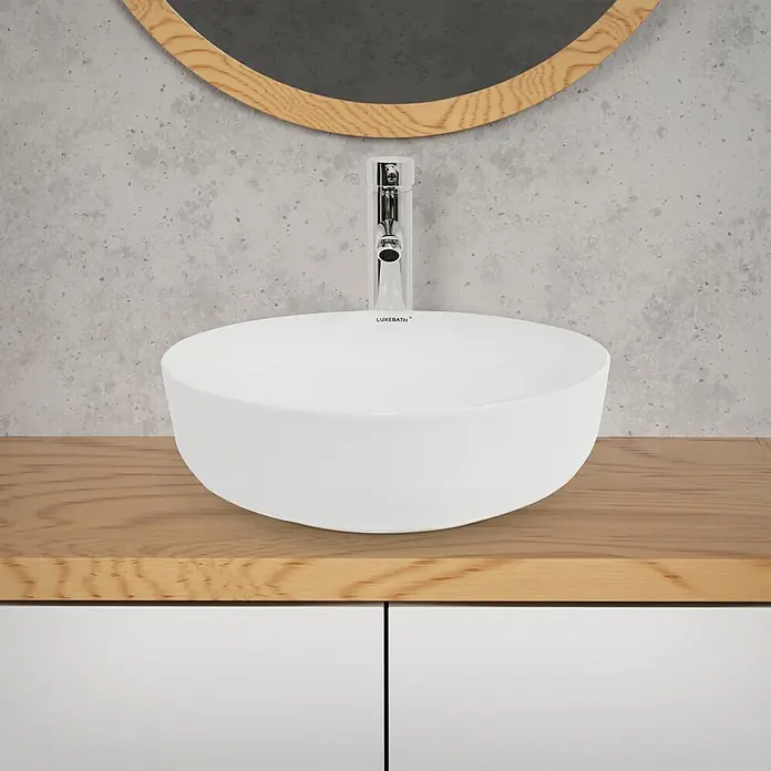 ECD Germany Waschbecken 400x400x135mm Keramik Rund Weiß mit Ablaufgarnitur -  - Weißes rundes Aufsatzwaschbecken mit Chromarmatur auf einer Holzplatte vor Betonwand und Spiegel.