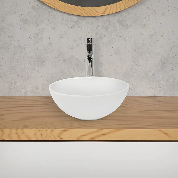 LuxeBath Waschbecken Keramik in Weiß glänzend Ø 28x11,6cm Runde Waschtisch -  - Weißes rundes Aufsatzwaschbecken mit Chromarmatur auf Holzwaschtisch.