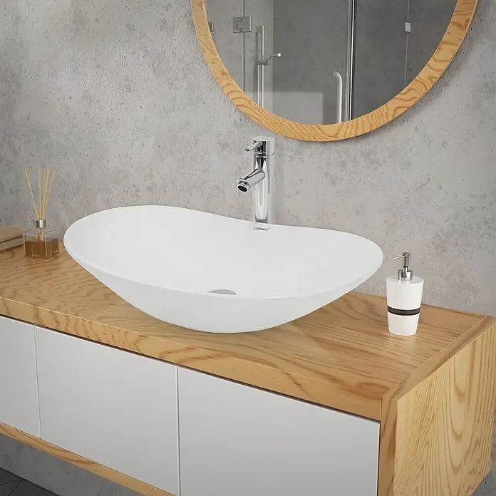 LuxeBath Waschbecken Keramik  Waschtisch 640x365x130 mm mit Ablaufgarnitur -  - Weißes ovales Aufsatzwaschbecken mit Chromarmatur auf einem hellen Holzwaschtisch im modernen Badezimmer.