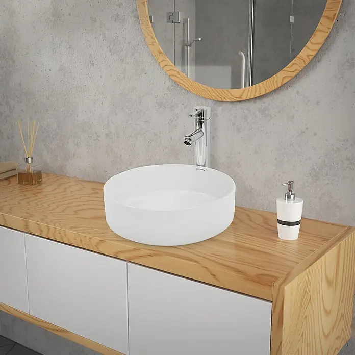 LuxeBath Waschtisch Keramik Ø 355 x 120 mm inkl. Ablaufgarnitur Rund Weiß -  - Weißes, rundes LUXEBATH Waschbecken mit Chromarmatur auf einem hellen Badmöbel aus Holz.