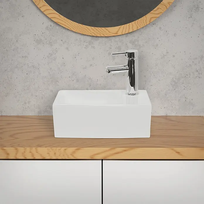 LuxeBath Waschbecken Keramik Waschtisch in Weiß 350x205x125 mm Waschschale -  - Ein rechteckiges weißes Keramik-Aufsatzwaschbecken mit Chromarmatur auf einem Holzwaschtisch unter einem runden Spiegel mit Holzrahmen.