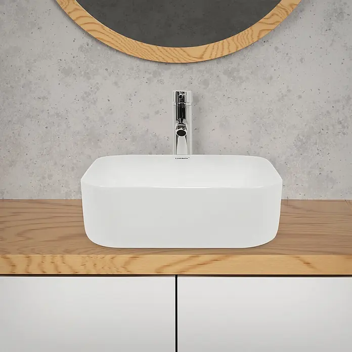 LuxeBath Waschbecken Keramik 390x390x140 mm Weiß mit Ablaufgarnitur -  - Weißes, rechteckiges Aufsatzwaschbecken mit Chromarmatur auf Holzplatte in einem modernen Bad.