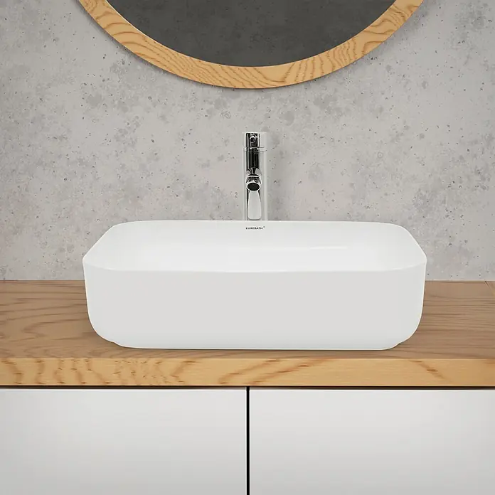 LuxeBath Waschbecken Keramik Design Waschtisch 505x395x135 mm Weiß Becken -  - Ein weißes, rechteckiges Keramik-Aufsatzwaschbecken mit Chromarmatur auf einer hellen Holzplatte, Teil einer modernen Badwaschtischanlage.