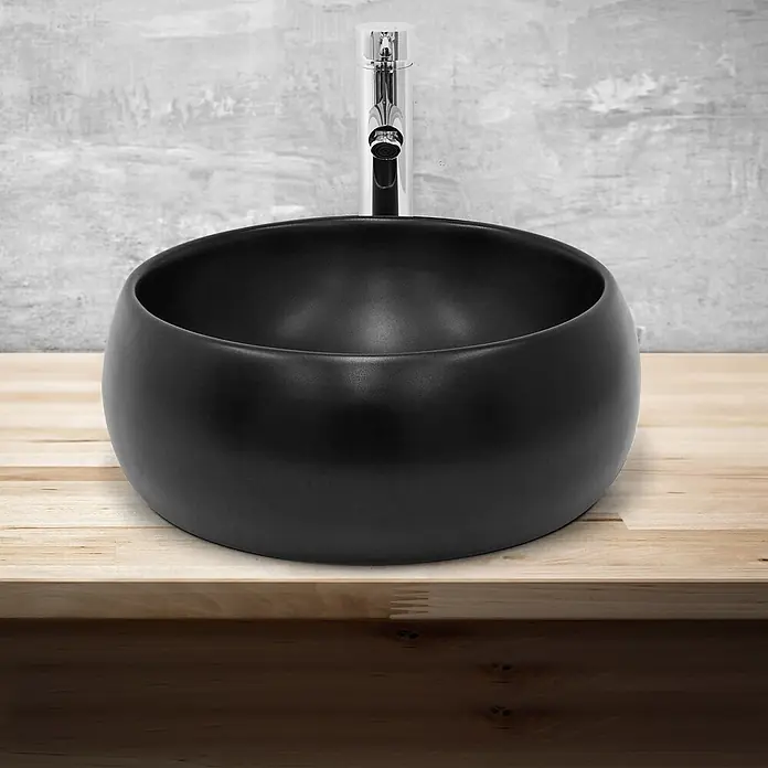 LuxeBath Waschbecken Keramik Schwarz matt Ø400x155 mm Rund Waschtisch -  - Modernes schwarzes Keramik-Aufsatzwaschbecken mit Chromarmatur auf heller Holzplatte.