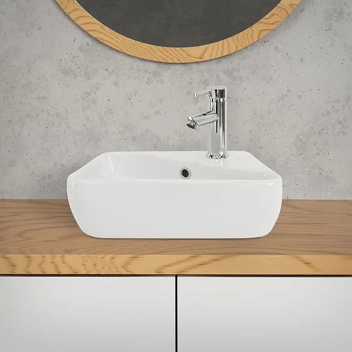 ML-Design Waschbecken Keramik Weiß 45x27x13 cm Eckig Hahnloch rechts -  - Weißes rechteckiges Keramik-Aufsatzwaschbecken mit Chromarmatur auf einem Holzwaschtisch.