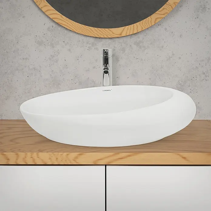 LuxeBath Waschbecken Keramik 585 x 375 x 145 mm Weiß Oval Waschtisch -  - Weißes ovales LUXEBATH Aufsatzwaschbecken mit Wasserhahn auf einem Holzwaschtisch.