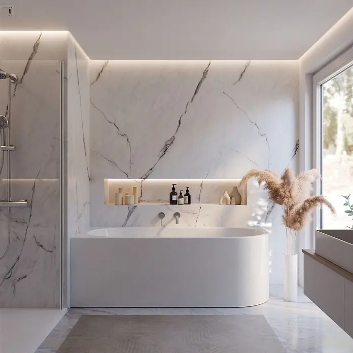Badewanne Rio Canto rechts Komplettset 180x80x57 -  - Modernes Badezimmer mit freistehender Badewanne, begehbarer Dusche, Marmorwänden und indirekter Beleuchtung für eine ruhige Atmosphäre.